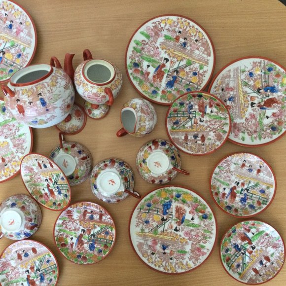 18pcs Vintage Japanese porcelain geisha teapot, creamer, bowl, cups, plates - Picture 3 of 11